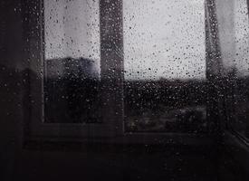 gotas de lluvia en el cristal de la ventana foto