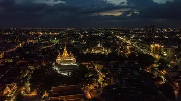 montaña dorada wat saket ratcha wora maha wihan popular atracción turística de bangkok, puntos de referencia de bangkok, tailandia. bajo la lluvia antes, topview foto