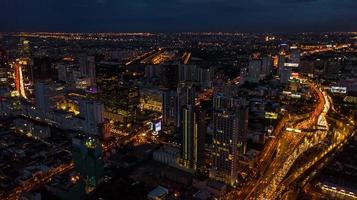 luz en la ciudad, luz de edificios y caminos foto