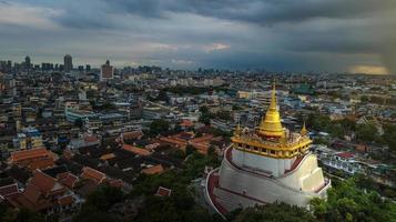 montaña dorada wat saket ratcha wora maha wihan popular atracción turística de bangkok, puntos de referencia de bangkok, tailandia. bajo la lluvia antes, topview foto