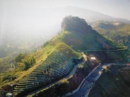 hermosa vista aérea-turismo agrícola de montaña, en el oeste de java-indonesia foto