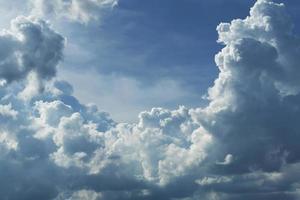 cielo nublado y azul con sol foto