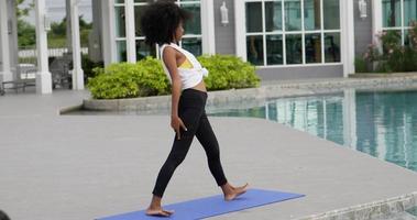 4k långsam afrikansk kvinna stretching video