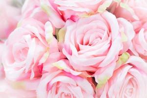 primer plano de muchas rosas de color rosa pálido de tela. foto
