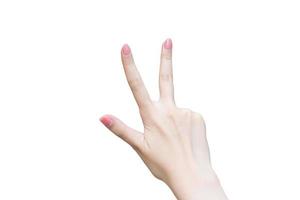 la mano de la mujer muestra tres dedos como el número tres en el fondo blanco. foto