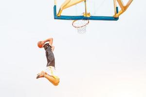 rendimiento de un jugador de baloncesto blanco en el campo de la carretera foto