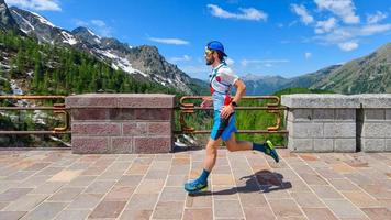 paso en una presa de montaña por un atleta de ultra trail foto