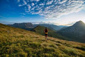 oltre il colle italia 2018 deportes en la naturaleza durante el amanecer en las montañas foto