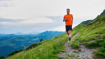 atleta de trail running durante un entrenamiento en sendero de montaña foto