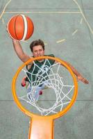 rendimiento de un jugador de baloncesto blanco en el campo de la carretera foto