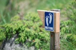 Signposting on the mountain path of trekking routes photo