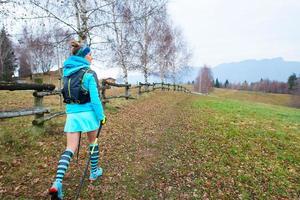 mujer deportiva caminando en la naturaleza foto