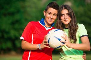 dos chicas futbolistas foto