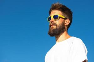 retrato de hombre deportivo con barba y gafas amarillas foto