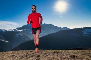 corriendo en la naturaleza virgen en las montañas foto