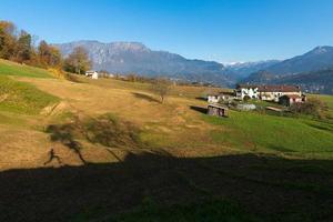 sombra de corredor en el paisaje de las montañas del norte de italia foto