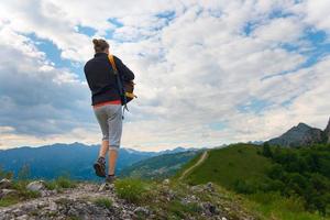 trekking en las montañas de un solitario foto