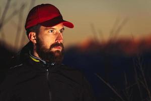 retrato de hombre de montaña deportivo con barba foto