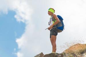 mujer excursionista se detiene en las montañas foto