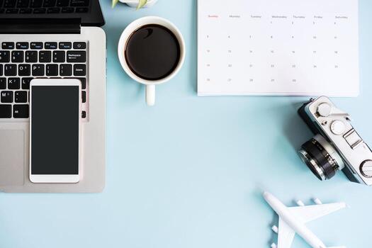 teléfono inteligente de pantalla vacía y computadora con artículos de viaje sobre fondo de color con espacio de copia, concepto de planificación de vacaciones foto