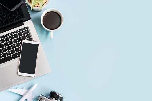 teléfono inteligente de pantalla vacía y computadora con artículos de viaje sobre fondo de color con espacio de copia, concepto de planificación de vacaciones foto