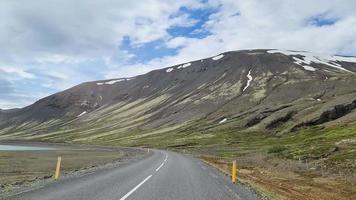 vista del paisaje de islandia con montañas, valles y ríos desde un coche en movimiento. video