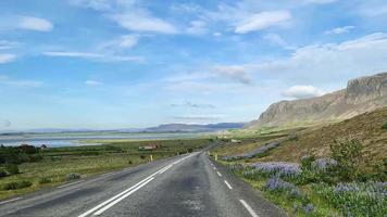 vista del paisaje de islandia con montañas, valles y ríos desde un coche en movimiento. video