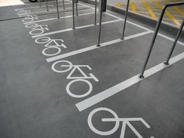 lugar vacío para un estacionamiento de bicicletas. foto