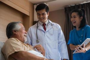 paciente anciano mayor visita al médico para un chequeo de atención médica en el hospital, concepto de atención médica del seguro de salud, anciano con enfermedad y haciendo que la medicina ayude a la enfermera en la clínica foto