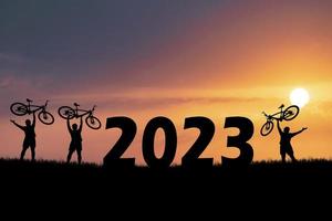 turistas aventureros en bicicleta que llevan bicicletas sobre obstáculos. feliz año nuevo 2023 foto