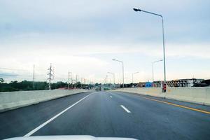 vista de la carretera nro. 4 en el sur de tailandia a la vista de un coche a toda velocidad. concepto de viaje foto