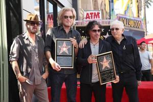 los angeles, 2 de septiembre - dave stewart, daryl hall, john oates, jerry greenberg en el hall y oates ceremonia de la estrella del paseo de la fama de hollywood en hollywood boulevard el 2 de septiembre de 2016 en los angeles, ca foto