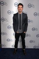 los angeles, 24 de julio - josh henderson llega a la fiesta del 25 aniversario de tnt en el hotel beverly hilton el 24 de julio de 2013 en beverly hills, ca foto