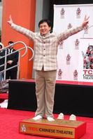 los angeles, jun 6 - jackie chan en la ceremonia de mano y huella de jackie chan en el teatro chino tcl el 6 de junio de 2013 en los angeles, ca foto