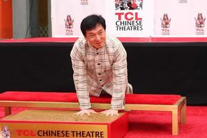 los angeles, jun 6 - jackie chan en la ceremonia de mano y huella de jackie chan en el teatro chino tcl el 6 de junio de 2013 en los angeles, ca foto