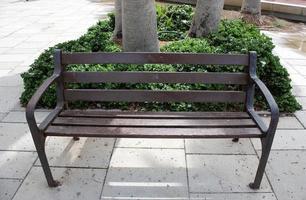 banco para descansar en un parque de la ciudad en la costa mediterránea en el norte de israel foto