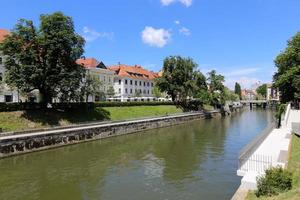 el río ljubljanica atraviesa la capital de eslovenia, la ciudad de ljubljana. foto