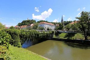 el río ljubljanica atraviesa la capital de eslovenia, la ciudad de ljubljana. foto