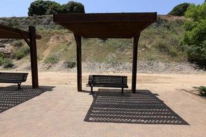 banco para descansar en un parque de la ciudad en la costa mediterránea en el norte de israel foto