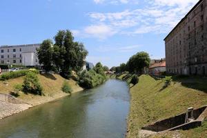 el río ljubljanica atraviesa la capital de eslovenia, la ciudad de ljubljana. foto