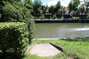 el río ljubljanica atraviesa la capital de eslovenia, la ciudad de ljubljana. foto