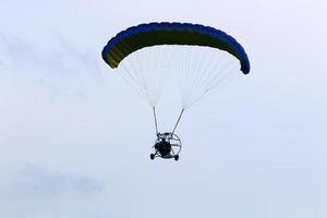 un parapente vuela sobre el mar mediterráneo en el norte de israel foto