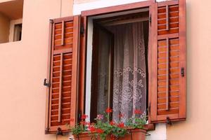 pequeña ventana en la gran ciudad foto