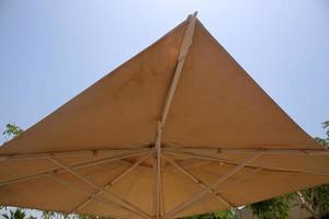 paraguas para proteger el sol en un parque de la ciudad en israel foto