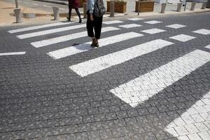 pavimento a lo largo de la carretera para el paso seguro de los peatones foto