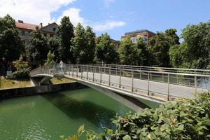 el río ljubljanica atraviesa la capital de eslovenia, la ciudad de ljubljana. foto