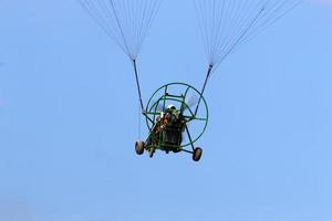 un parapente vuela sobre el mar mediterráneo en el norte de israel foto