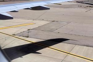 la tierra es visible a través de la ventana de un avión foto