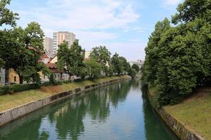 el río ljubljanica atraviesa la capital de eslovenia, la ciudad de ljubljana. foto