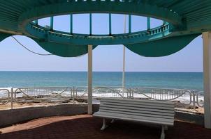 banco para descansar en un parque de la ciudad en la costa mediterránea en el norte de israel foto